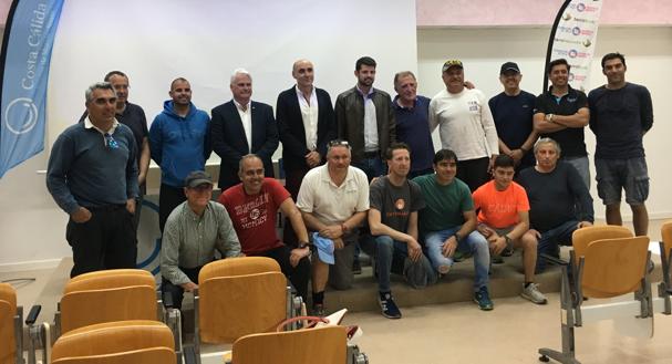 Cerca de 30 catamaranes Clase A se dan cita en el Mar Menor