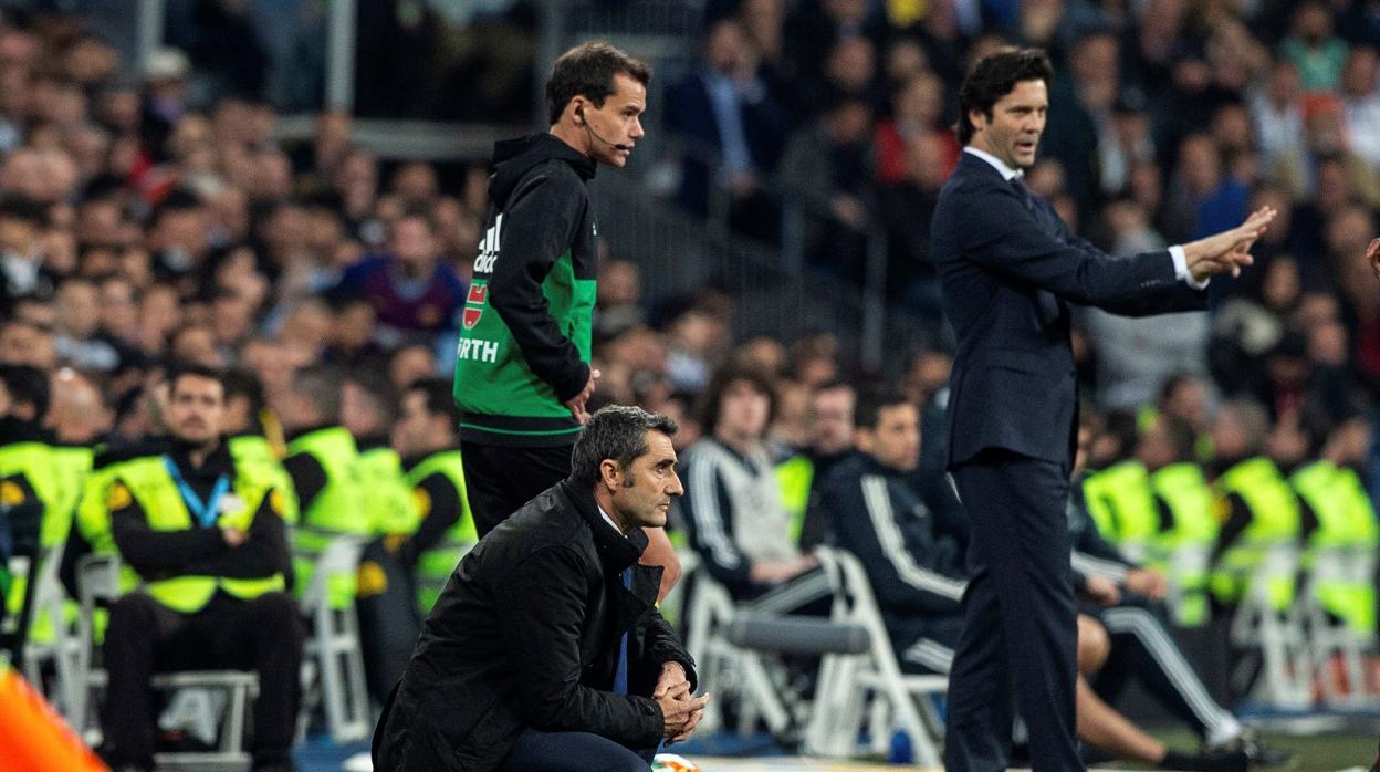 Ernesto Valverde observa en cuclillasel partido mientras Solari da instrucciones