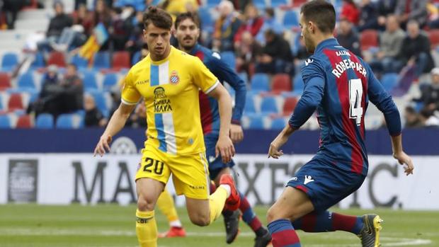 El Espanyol mete en graves problemas al Levante