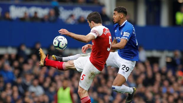 El Everton complica al Arsenal