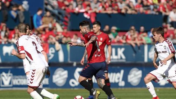 El Osasuna, lanzado al ascenso directo ante un Albacete que se quedó con nueve