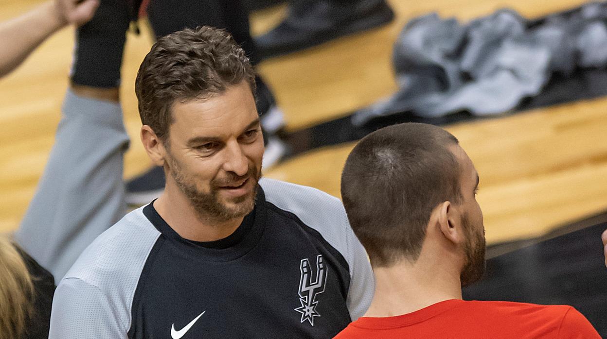 Pau Gasol, junto a su hermano Marc en el último partido entre Spurs y Raptors