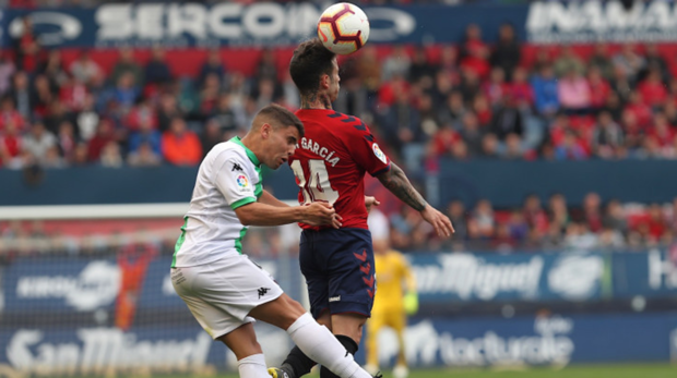 Osasuna refuerza su liderato en El Sadar