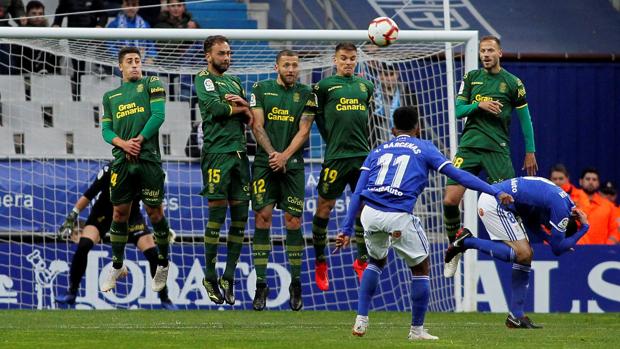 Un clamoroso error del portero priva de la victoria al Oviedo