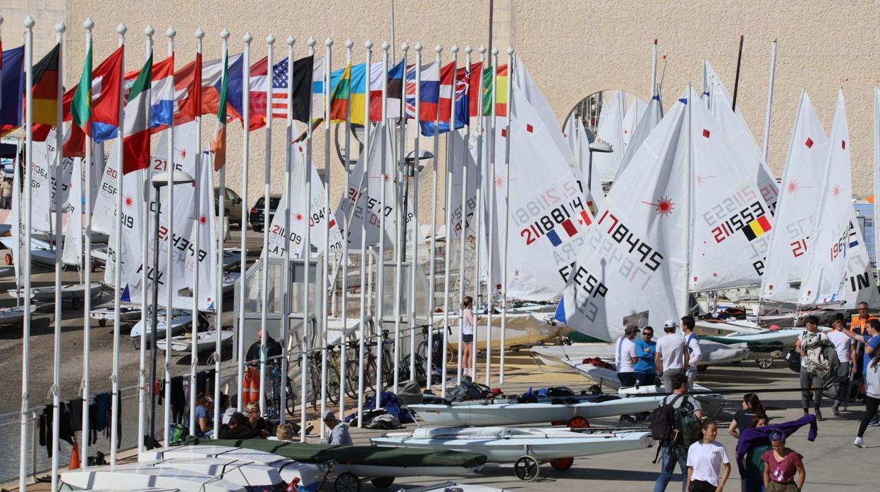 La ausencia de viento deja en tierra a la flota en el tercer día de la Semana Andaluza