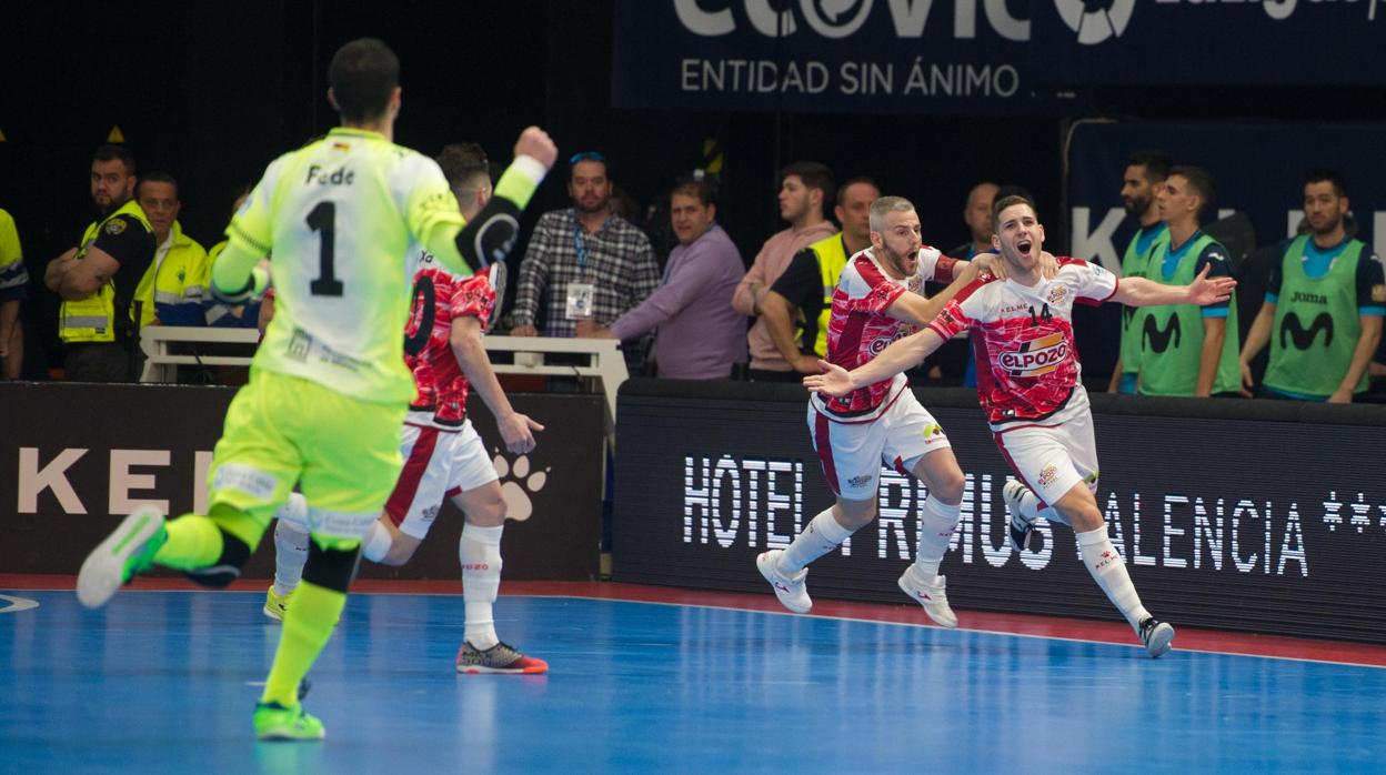 Los jugadores de ElPozo celebran uno de sus goles