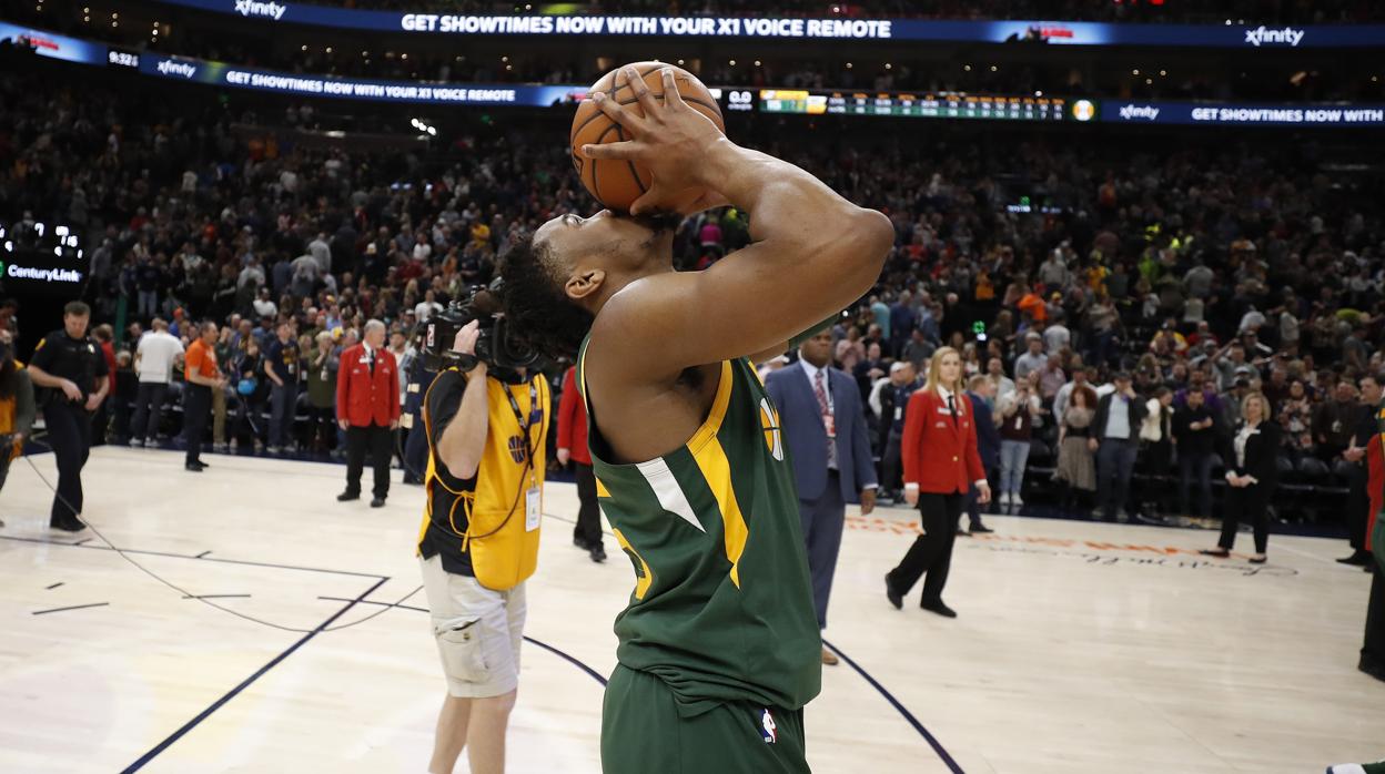 Donovan Mitchell le gana a Giannis Antetokounmpo un duelo eléctrico