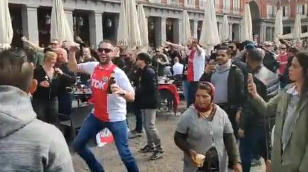 La juerga de los ultras del Ajax en la Plaza Mayor de Madrid