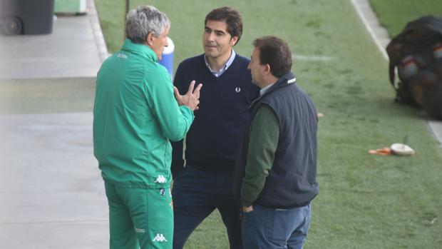 Haro y Catalán apoyan a la plantilla en el entrenamiento del Betis