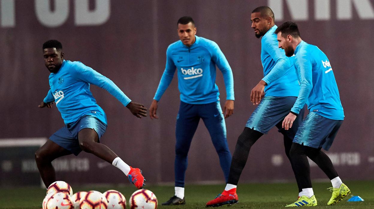 Umtiti trata de controlar un balón en presencia de Messi