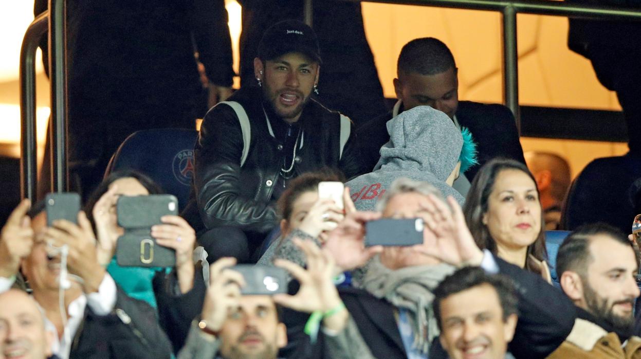 Neymar, en el palco del Parque de los Príncipes