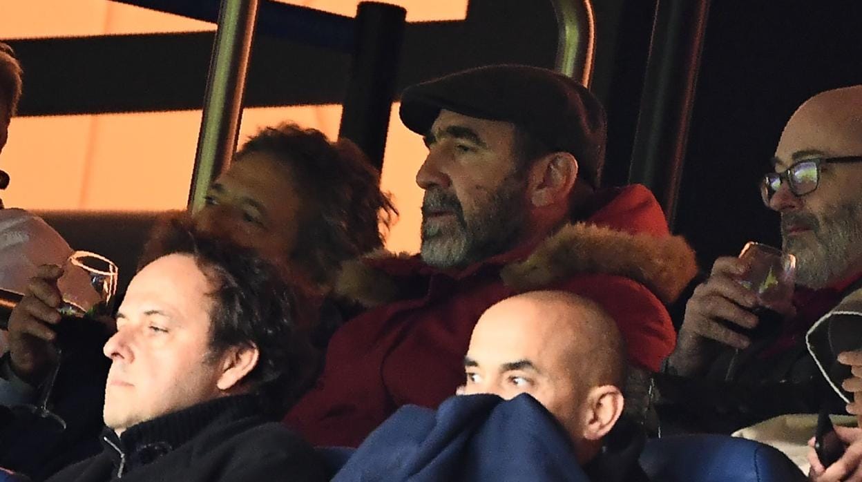 Eric Cantona y el padre de Neymar, a punto de llegar a las manos