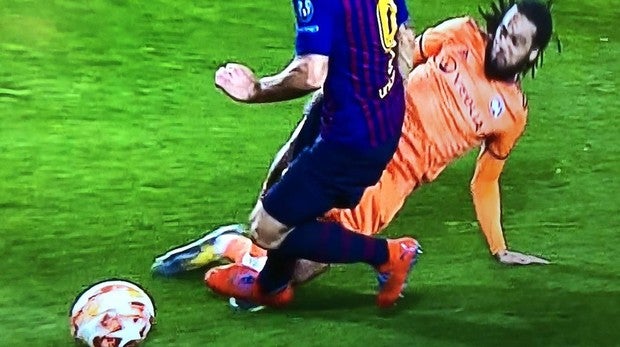 El polémico penalti a Luis Suárez