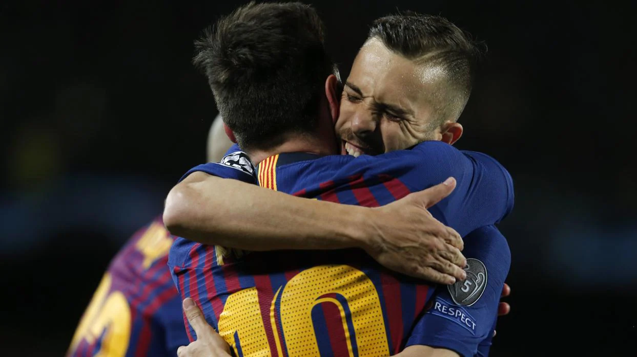 Jordi Alba se abraza con Leo Messi