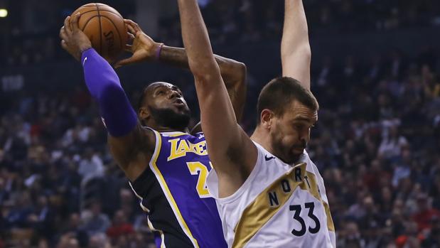 Un Marc Gasol que ya disfruta con los Raptors somete a LeBron James