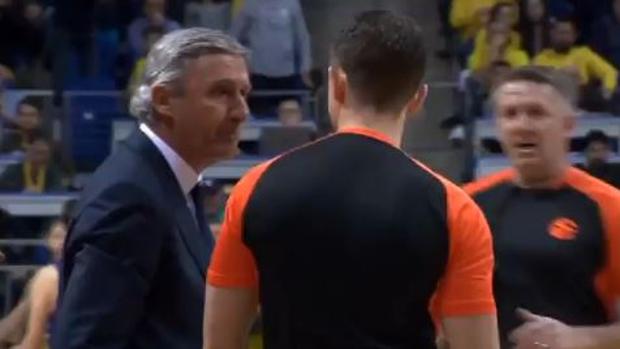 Pesic pierde los papeles y acaba expulsado en el primer minuto de partido