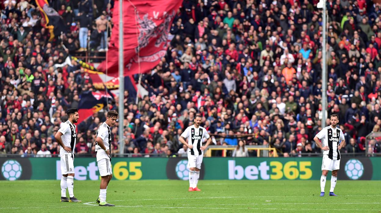 Los jugadores de la Juventus se lamentan tras la derrota sufrida ante el Genoa
