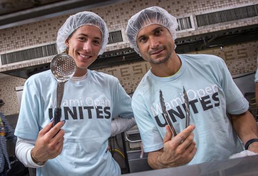 Muguruza y Ferrer ayudan en un comedor social en Miami