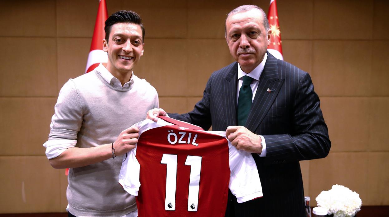 La polémica boda de Ozil con Erdogan de testigo