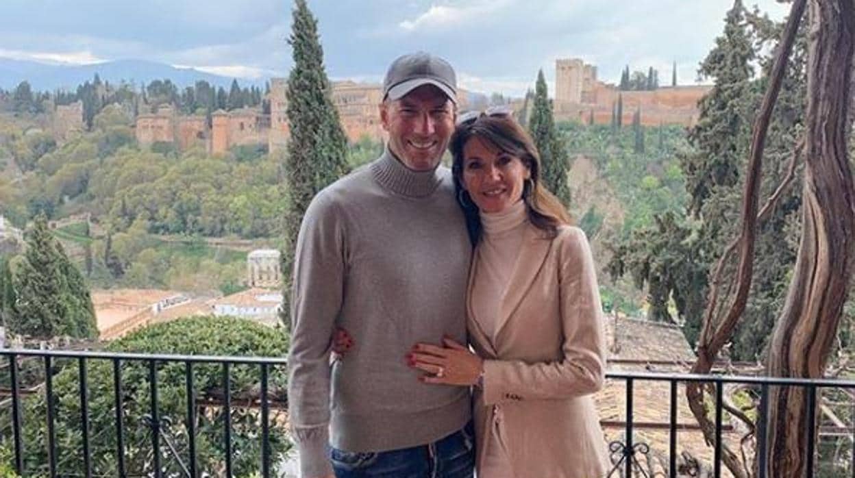 Zidane, junto a su mujer Veronique, con la Alhambra de fondo