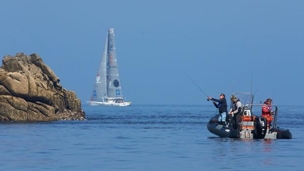 Pablo Santurde retorna a puerto por rotura de mástil y Alex Pella es segundo