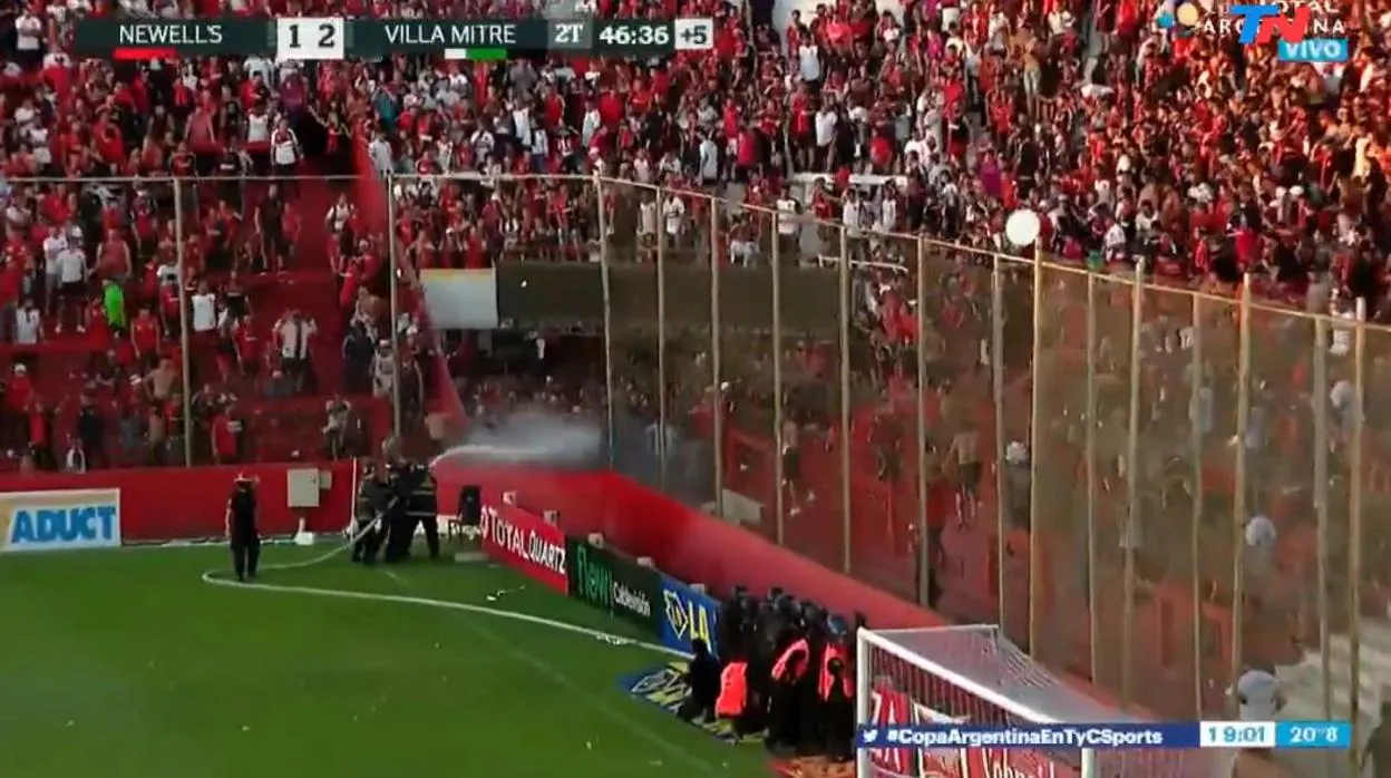 Nuevo bochorno en el fútbol argentino: lanzan un inodoro desde la grada