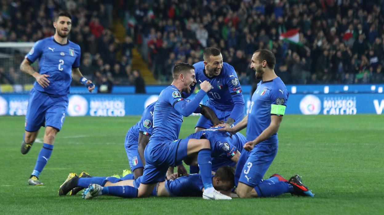 Los futbolistas de Italia celebran uno de los goles marcados a Finlandia