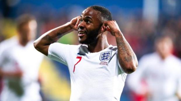 Sterling e Inglaterra condenan los actos racistas en Montenegro