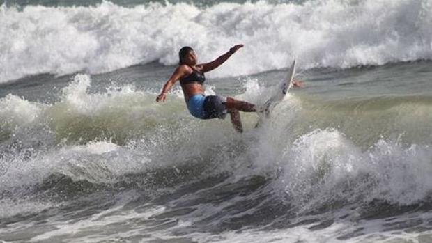 Una surfista muere y otro es herido tras ser alcanzados por un rayo en Brasil