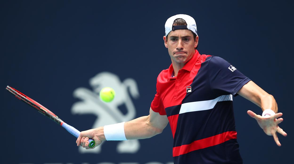 Isner bombardea el sueño de Auger Aliassime