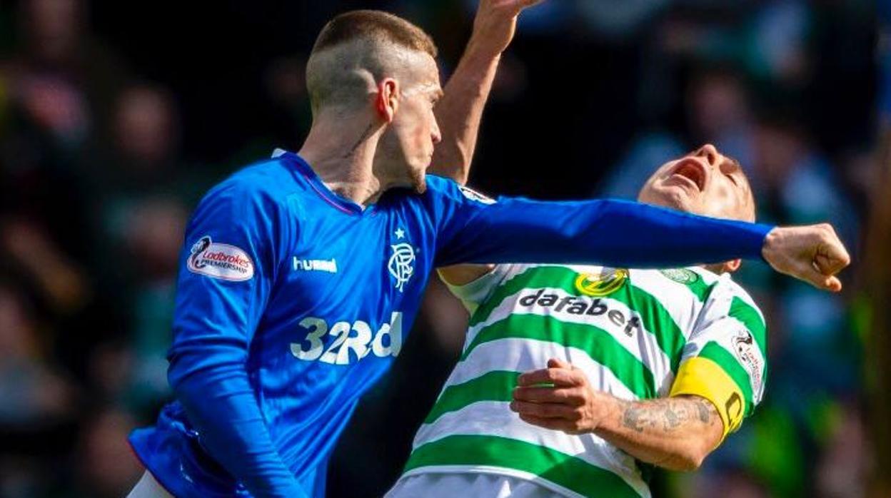 Un jugador del Rangers noquea a otro del Celtic en el clásico escocés