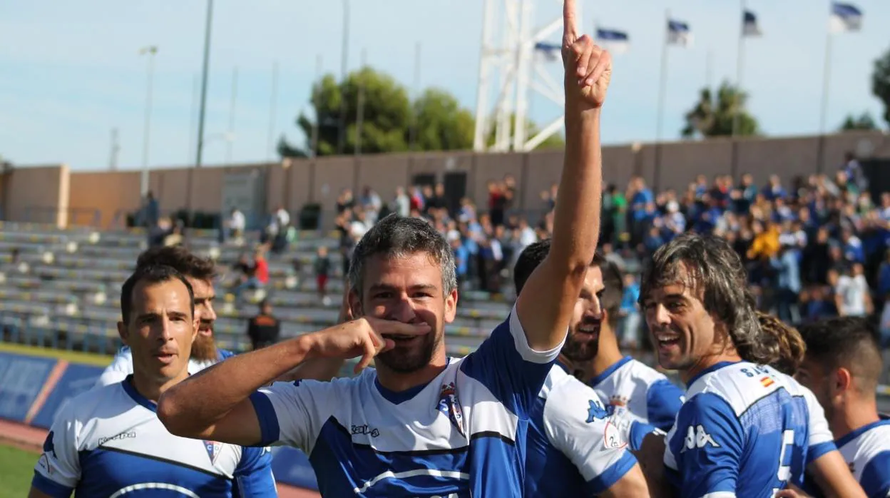 Los jugadores del San Fernando celebran un gol en un partido del Grupo IV de Segunda B