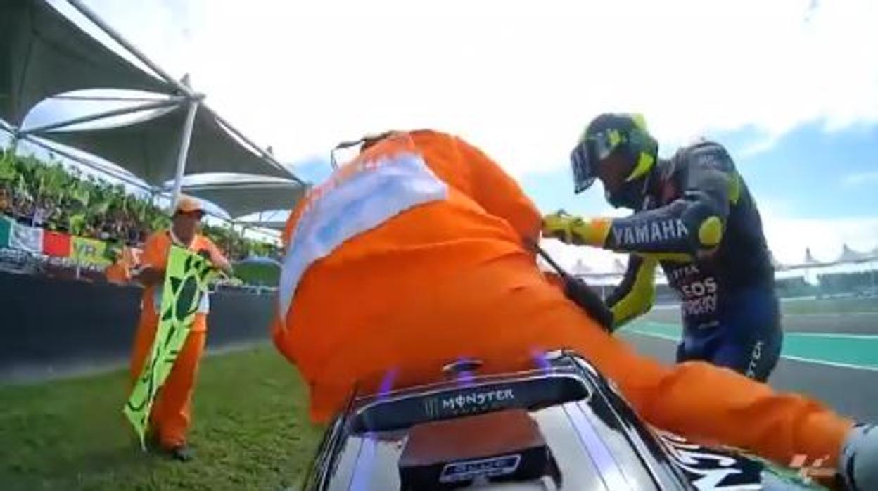 Así sufrió Valentino Rossi con el selfie de un comisario argentino