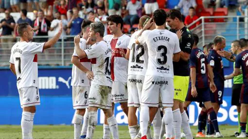 Los jugadores del Huesca celebran la victoria en su estreno en Primera