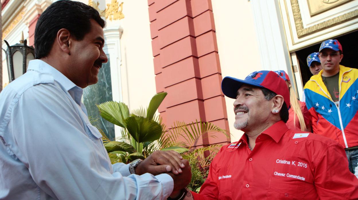 Maradona y Maduro se saludan en un acto de 2013