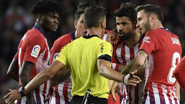 Diego Costa, expulsado por insultar al árbitro