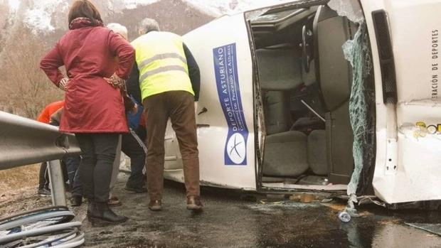 Ocho heridos tras volcar la furgoneta que transportaba a un equipo de baloncesto adaptado