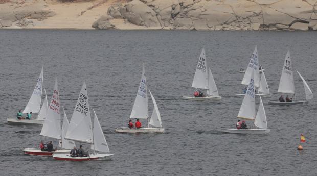 Martín Bermúdez y Ángela Pumariega, líderes del Campeonato Ibérico de Snipe