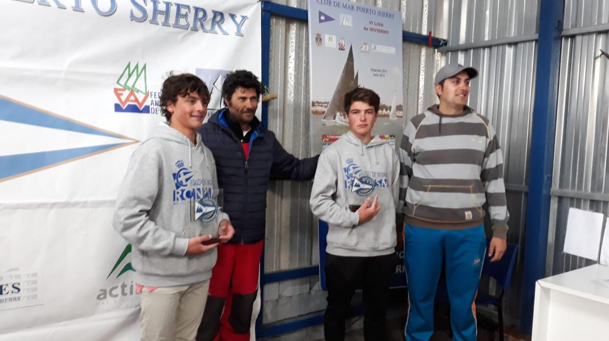 Felipe Sánchez y Pablo López levantan la copa de Andalucía de 420