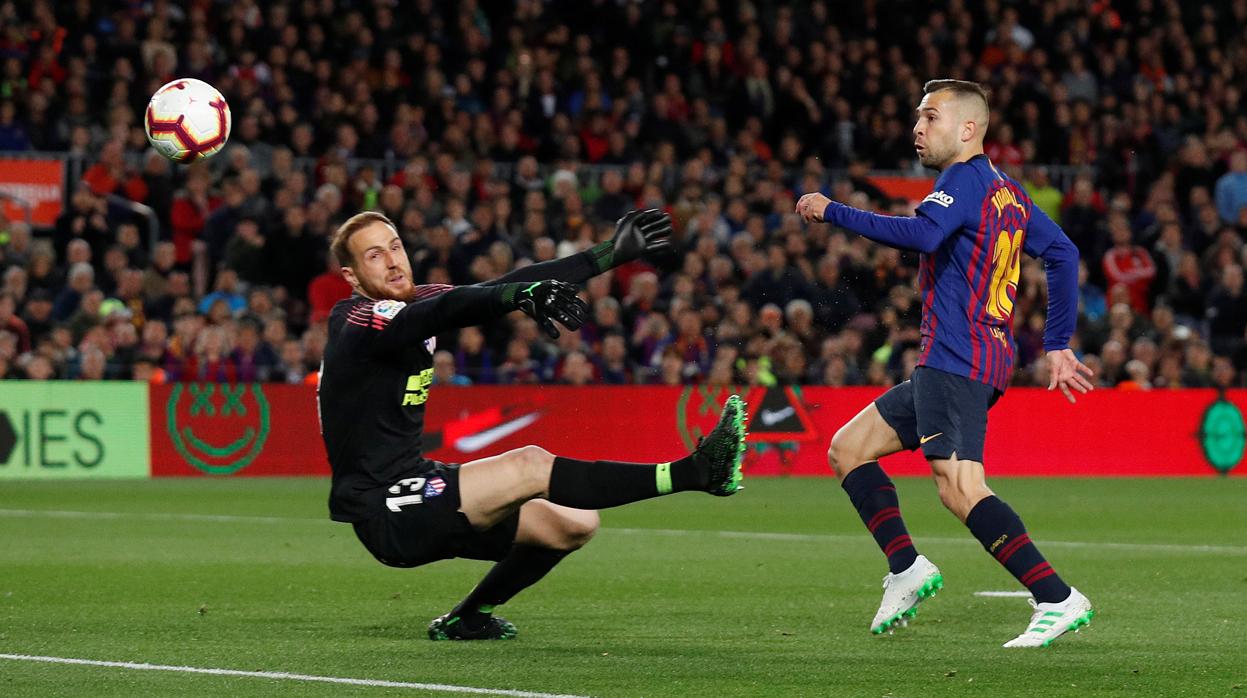 Oblak, ante Jordi Alba en el partido de Liga ante el Barcelona del pasado sábado