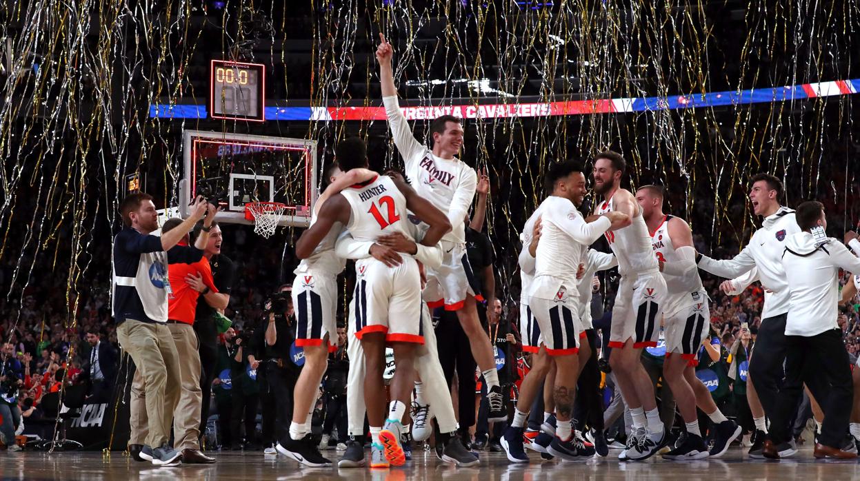 Los jugadores de Virginia celebran el título