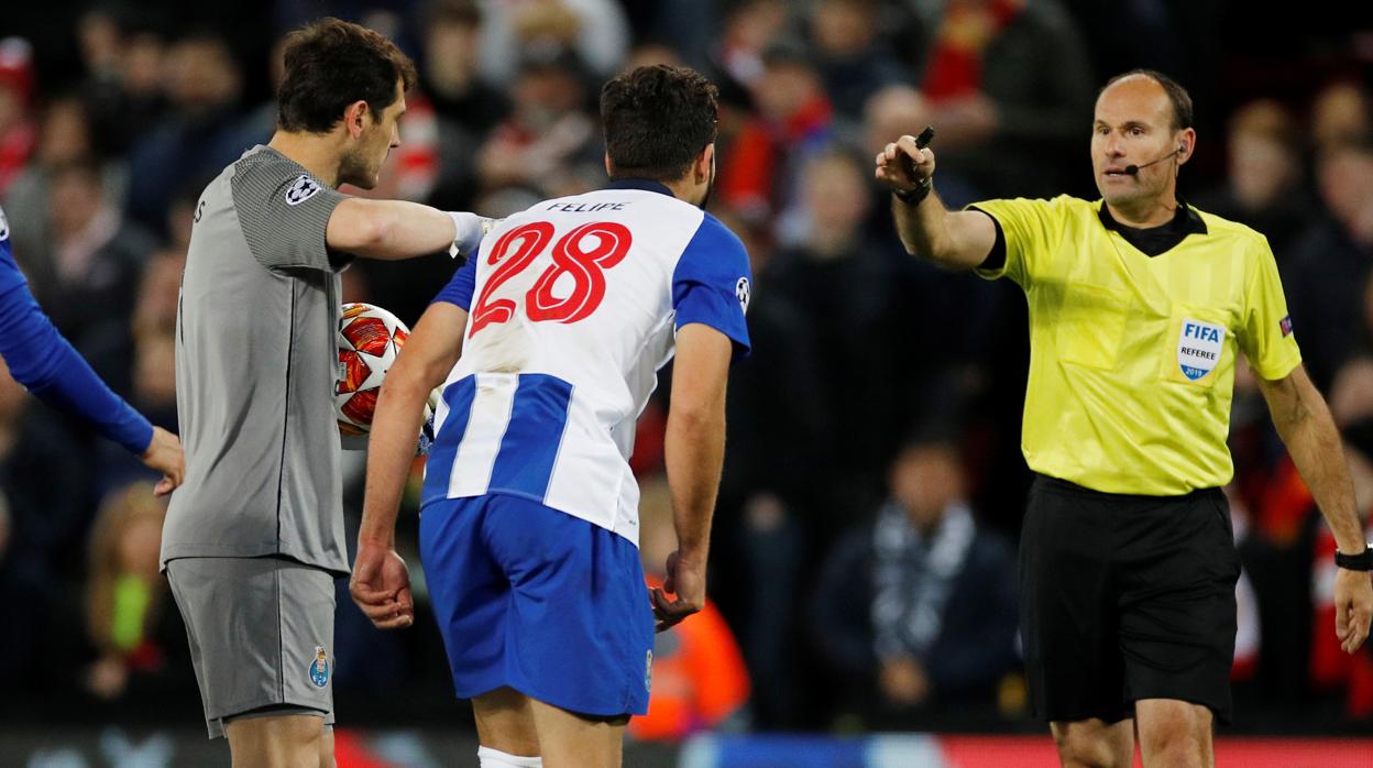 Original «rajada» de Casillas contra el arbitraje de Mateu Lahoz en Liverpool