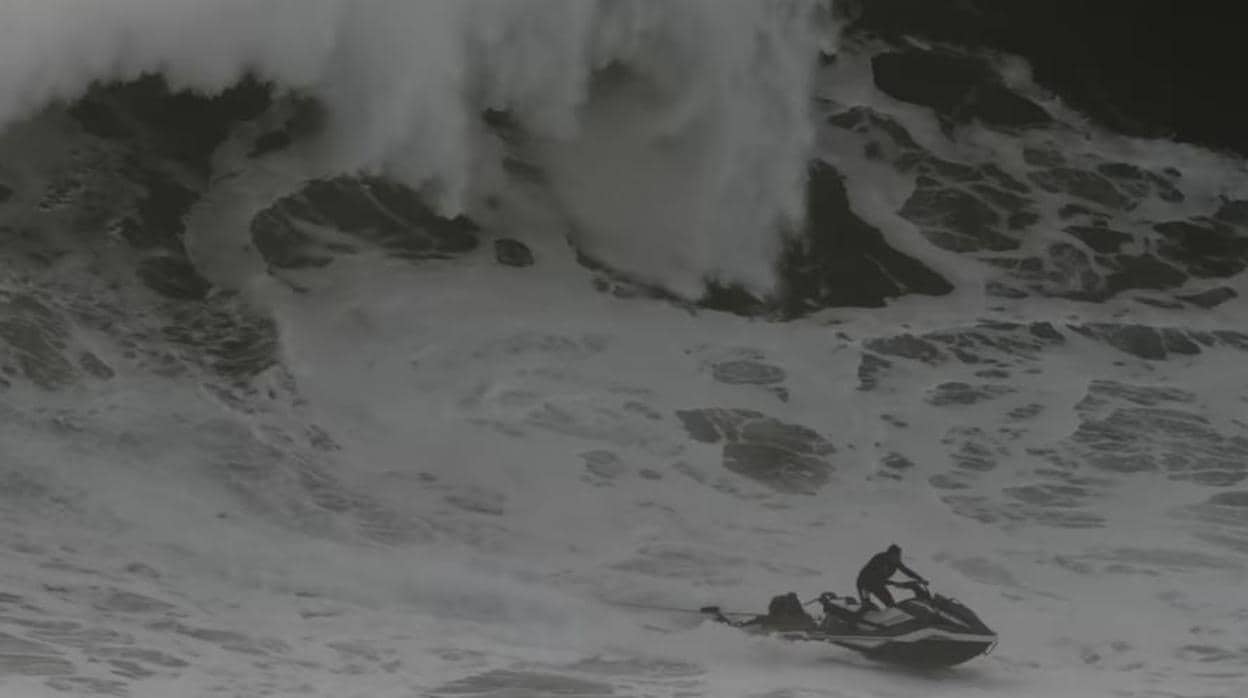 El angustioso rescate de un surfista entre las olas gigantes de Nazaré