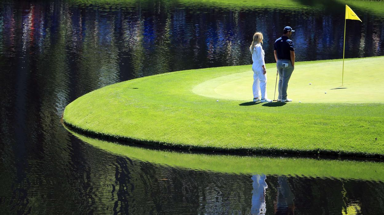 Jon Rahm y su novia Kelley Cahill, relajados en los pares 3 de Augusta