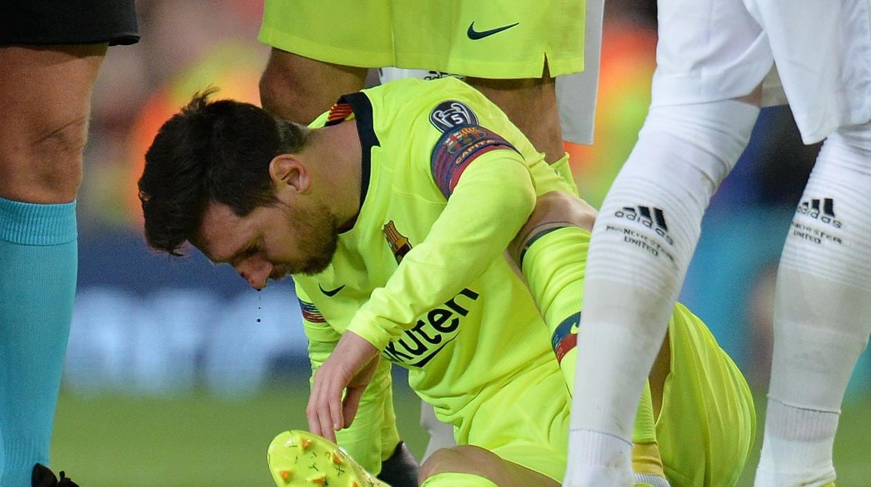 Leo Messi sangra por la nariz tras el manotazo de Smalling