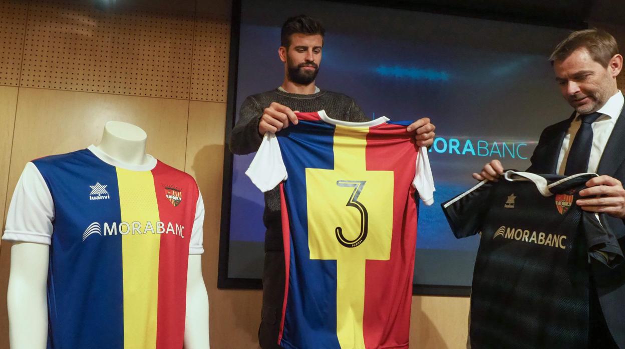 Piqué, posando con la camiseta del FC Andorra