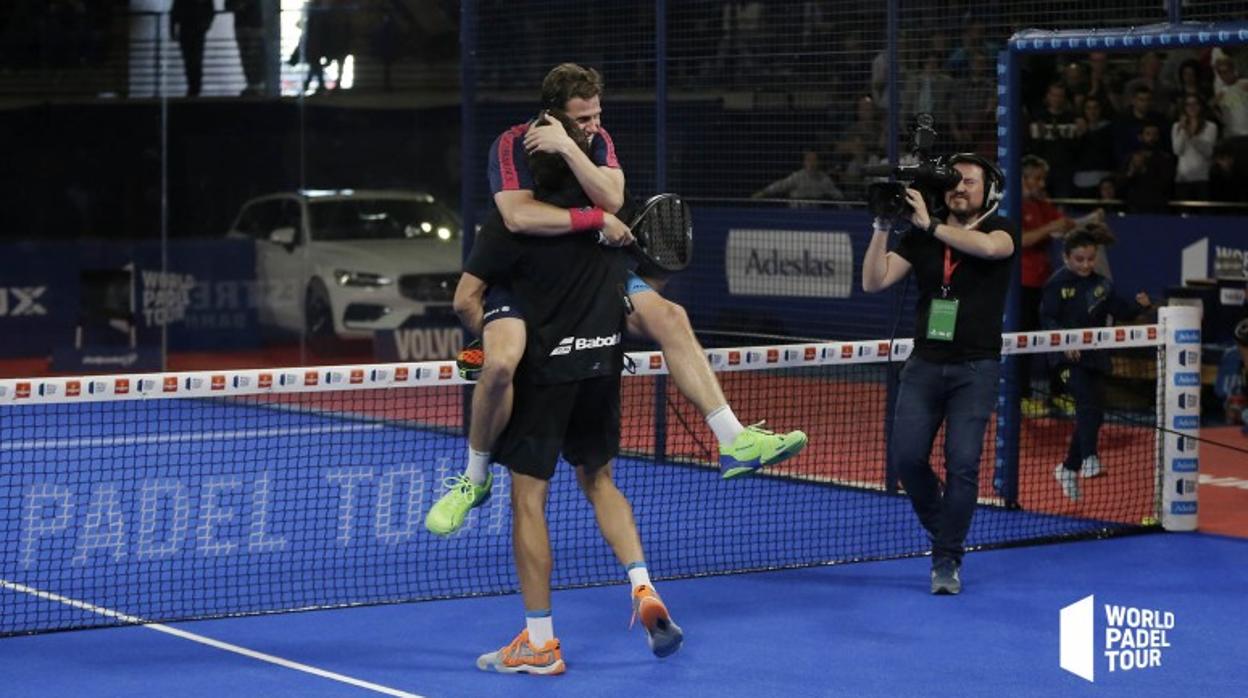 Lebrón y Navarro se abrazan tras ganar a Bela y Lima.