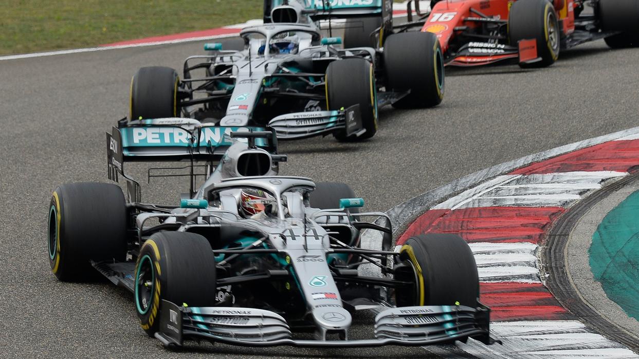 Hamilton y Bottas controlan la carrera