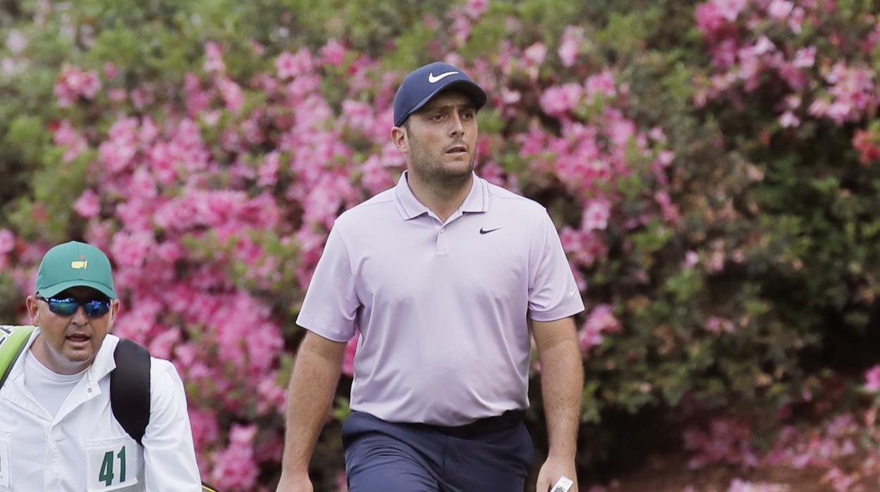 Francesco Molinari y su caddy español Pello Iguarán, en el hoyo 13 del Augusta National