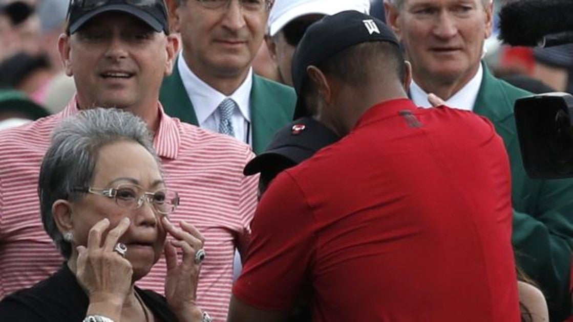 Tiger Woods se abraza a sus hijos ante la emoción de su madre, Kutilda